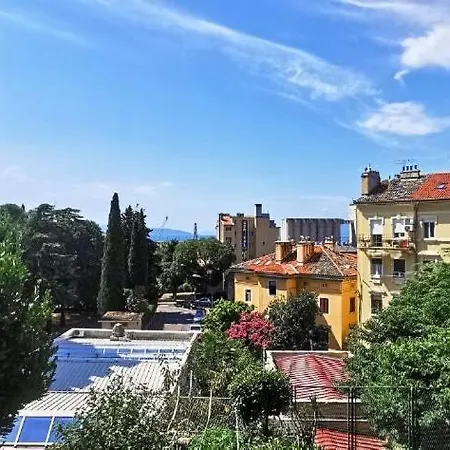Budin 2, Spacious, 3 Bedroom, Center Apartamento