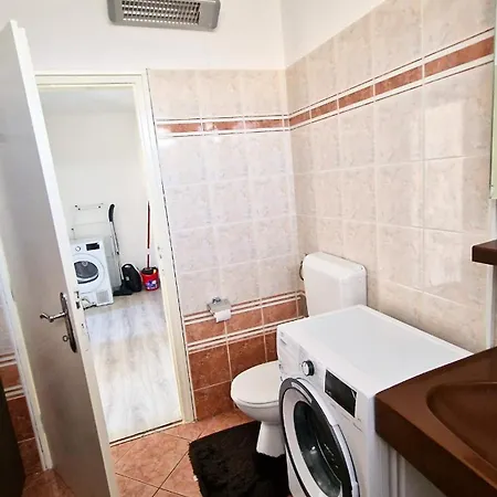 Apartamento Budin 2, Spacious, 3 Bedroom, Center *