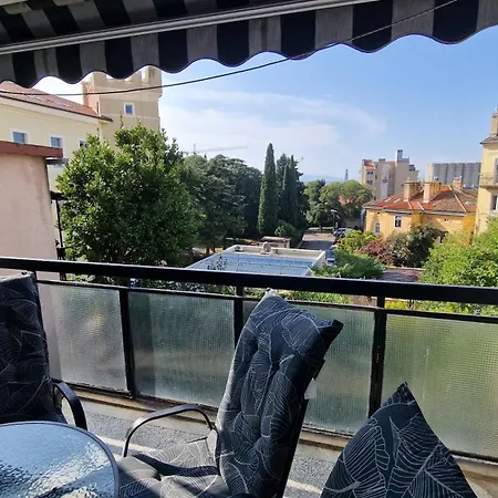 Budin 2, Spacious, 3 Bedroom, Center Apartamento